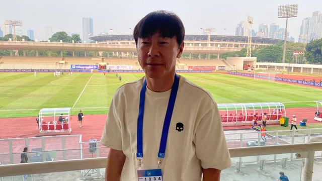 Shin Tae-yong memantau pertandingan Liga 1 antara Malut United vs Persebaya di Stadion Madya, Jakarta, Jumat (16/8/24). Foto: Soni Insan Bagus/kumparan