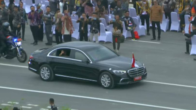 Kendaraan yang ditumpangi Presiden Joko Widodo tiba untuk menghadiri upacara HUT ke-79 RI Istana Negara IKN, Kalimantan Timur, Sabtu (17/8/2024). Foto: YouTube/Sekretariat Presiden