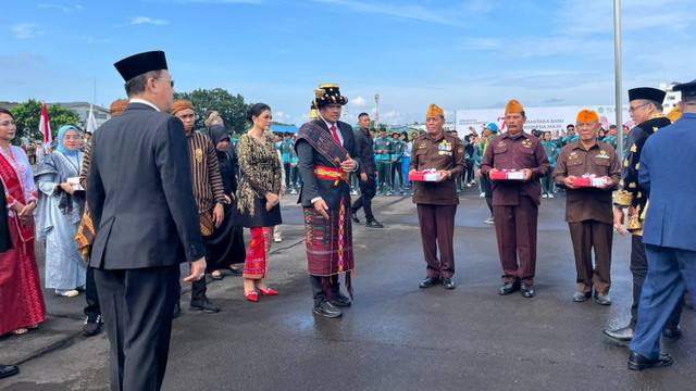 Wali Kota Medan Bobby Nasution menyerahkan cinderamata kepada 10 veteran usai melaksanakan upacara HUT RI 79 di Lanud Soewondo, Medan, Sumatera Utara, Sabtu (17/8/2024). Foto: Tri Vosa/kumparan