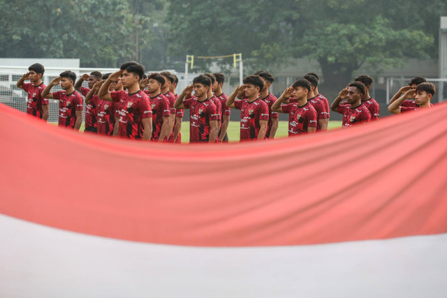 Pesepak bola Timnas U-20 memberi hormat kepada bendera Merah Putih saat upacara di Stadion Madya, Kompleks GBK, Jakarta, Sabtu (17/8/2024). Foto: Asprilla Dwi Adha/ANTARA FOTO