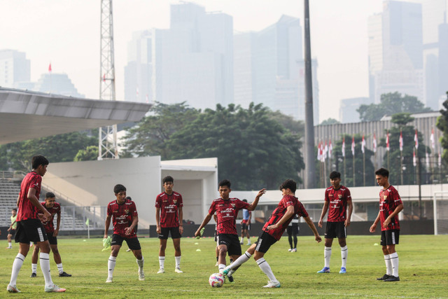 Sejumlah pesepak bola timnas Indonesia U-20 mengikuti latihan di Stadion Madya, Kompleks GBK, Jakarta, Sabtu (17/8/2024). Foto: Asprilla Dwi Adha/ANTARA FOTO