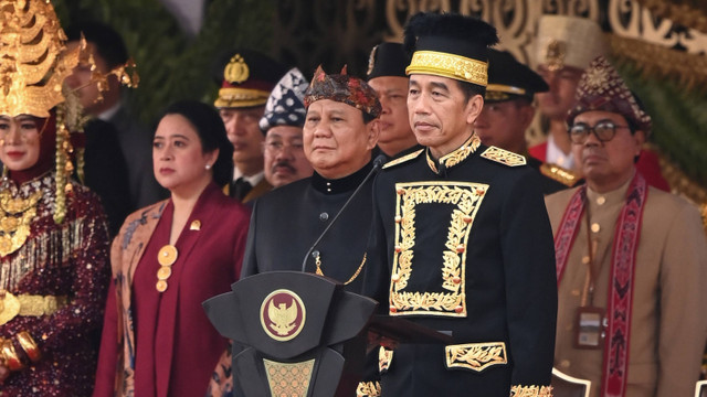 Presiden Joko Widodo didampingi Menhan Prabowo Subianto dan Ketua DPR Puan Maharani mengikuti upacara Kemerdekaan RI ke-79 di Ibu Kota Nusantara (IKN), Sabtu (17/8/2024).  Foto: Hafidz Mubarak A/Antara Foto 