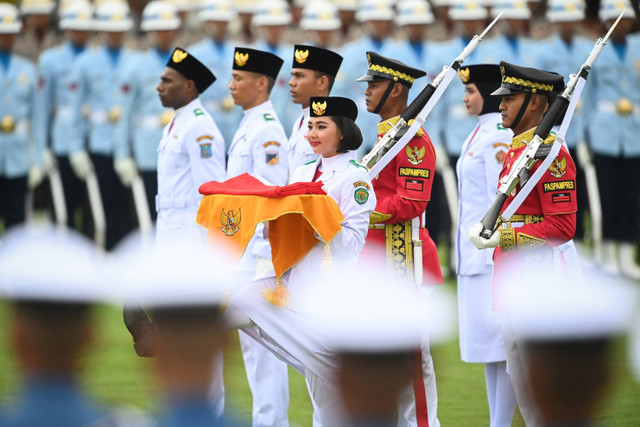 Anggota Paskibraka 2024 Livenia Evelyn Kurniawan bersama anggota Paskibraka lainnya membawa duplikat Bendera Pusaka untuk dikibarkan dalam upacara HUT ke-79 RI di Istana Negara Negara IKN, Kalimantan Timur, Sabtu (17/8/2024). Foto: Hafidz Mubarak/ANTARA FOTO