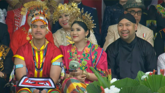 Kaesang bersama istri dan anak Prabowo Subianto Didit Hediprasetyo menghadiri Upacara Kemerdekaan RI ke-79 di Istana Negara IKN, Kalimantan Timur, Sabtu (17/8/2024). Foto: YouTube/Sekretariat Presiden