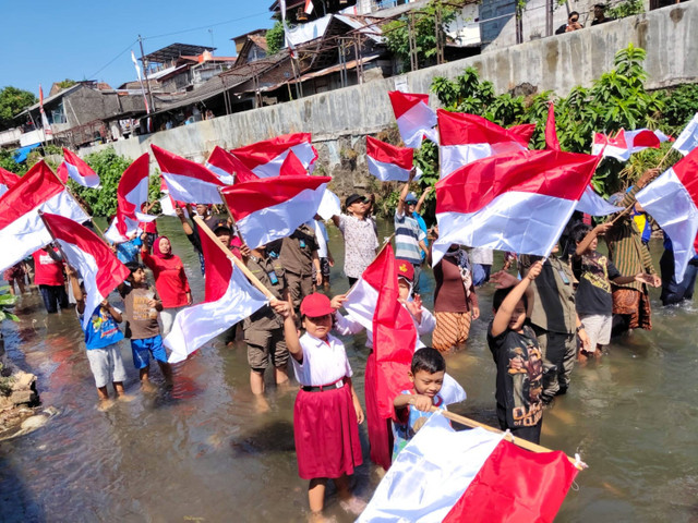 Memeriahkan HUT ke-79 Republik Indonesia, warga di Ledok Tukangan, Kota Yogyakarta, mengibarkan 79 bendera merah putih di Kali Code, Sabtu (17/8/2024). Foto: Arfiansyah Panji/kumparan