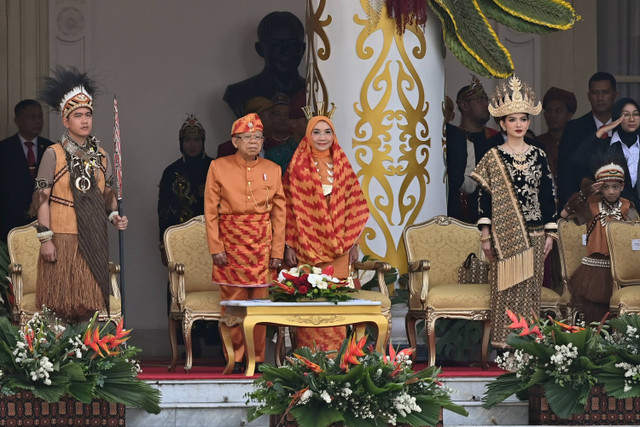 Wapres Ma'ruf Amin (kanan) dan Wapres terpilih Gibran Rakabuming Raka memberi hormat dalam Upacara Peringatan Detik-Detik Proklamasi Kemerdekaan ke-79 Republik Indonesia di Istana Merdeka, Jakarta, Sabtu (17/8/2024). Foto: Indrianto Eko Suwarso/ANTARA FOTO