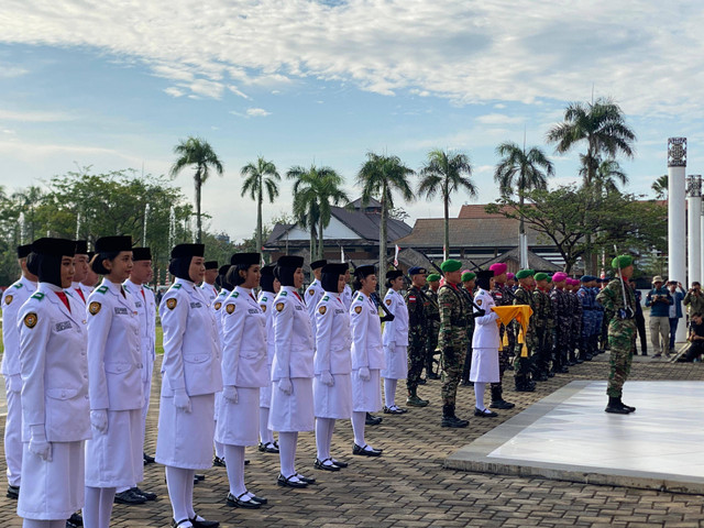 Pasukan pengibar bendera Provinsi Kalbar saat mengibarkan bendera memperingati Hari Kemerdekaan Republik Indonesia ke-79. Foto: Yulia Ramadhiyanti/Hi!Pontianak