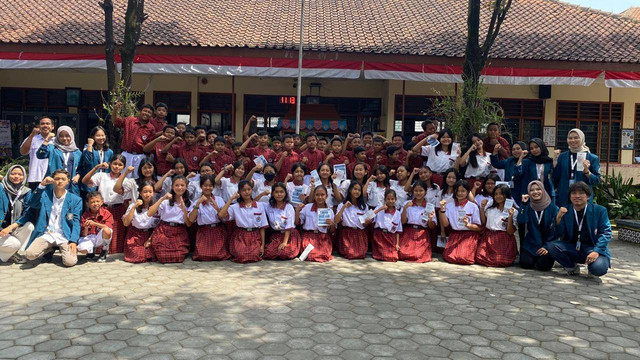 Mahasiswa KKN Undip mengenalkan digital marketing melalui sosial media kepada siswa SMP Pangudi Luhur Bayat