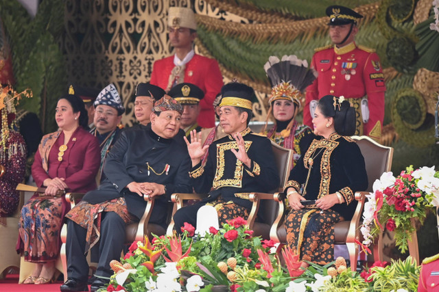 Presiden Joko Widodo berbincang dengan Menhan Prabowo Subianto usai pengibaran duplikat Bendera Pusaka dalam upacara HUT ke-79 RI di Istana Negara Negara IKN, Kalimantan Timur, Sabtu (17/8/2024). Foto: Hafidz Mubarak/ANTARA FOTO