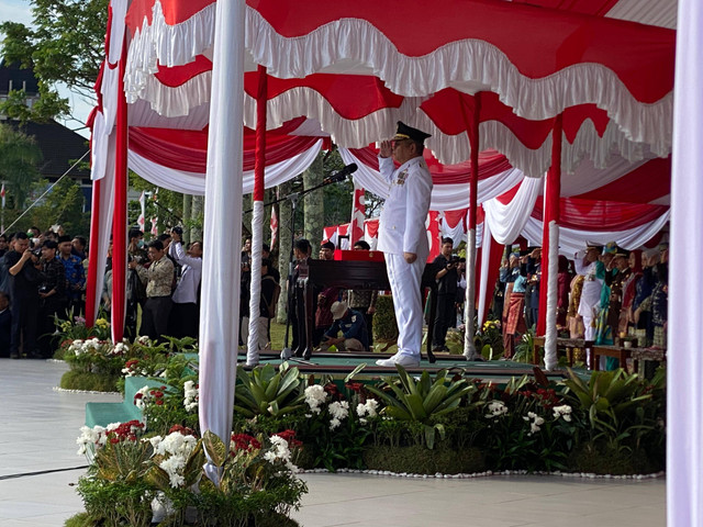 Pj Gubernur Kalbar, Harisson saat menjadi pembina upacar di Hari Kemerdekaan RI ke-79. Foto: Yulia Ramadhiyanti/Hi!Pontianak