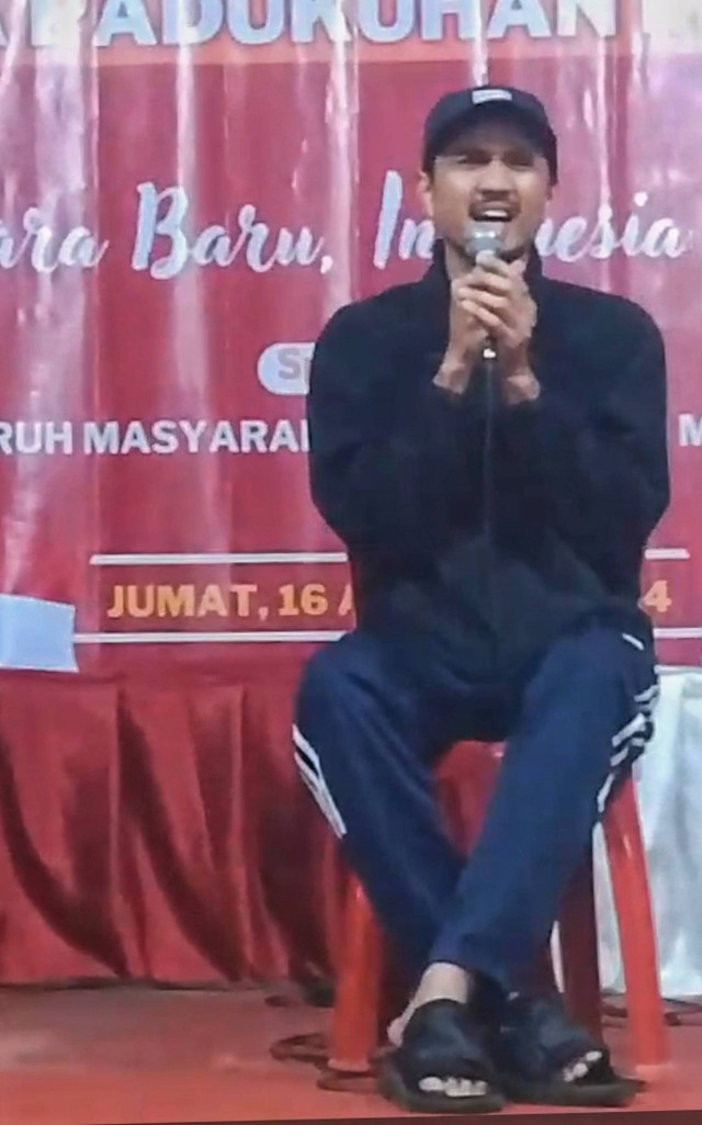 Momen vokalis Sheila on 7 Akhdiyat Duta Modjo atau Duta tampil di acara tirakatan Hari Kemerdekaan RI di kampungnya di Pedukuhan Manukan, Condongcatur, Depok, Kabupaten Sleman, Jumat (16/8) malam. Foto: Dok. Pedukuhan Manukan