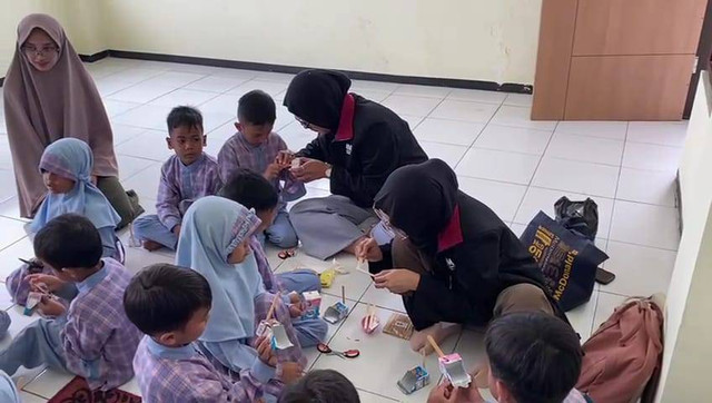 Mahasiswa PMM UMM Ajak Anak TK Sulap Kotak Susu Bekas Jadi Alat Kebersihan