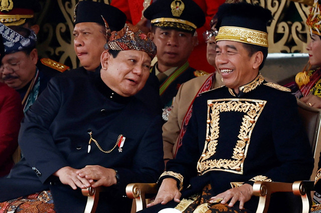 Presiden Joko Widodo berbincang dengan Menhan Prabowo Subianto saat upacara HUT ke-79 RI di Istana Negara IKN, Kalimantan Timur, Sabtu (17/8/2024). Foto: Willy Kurniawan/REUTERS