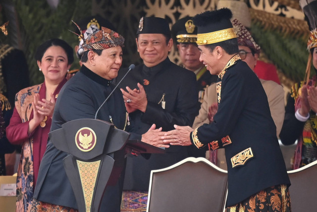 Presiden Joko Widodo berjabat tangan dengan dengan Menhan Prabowo Subianto saat upacara HUT ke-79 RI di Istana Negara IKN, Kalimantan Timur, Sabtu (17/8/2024). Foto: Hafidz Mubarak A/Antara Foto 