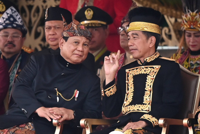 Presiden Joko Widodo berbincang dengan Menhan Prabowo Subianto saat upacara HUT ke-79 RI di Istana Negara IKN, Kalimantan Timur, Sabtu (17/8/2024). Foto: Hafidz Mubarak A/ ANTARA FOTO