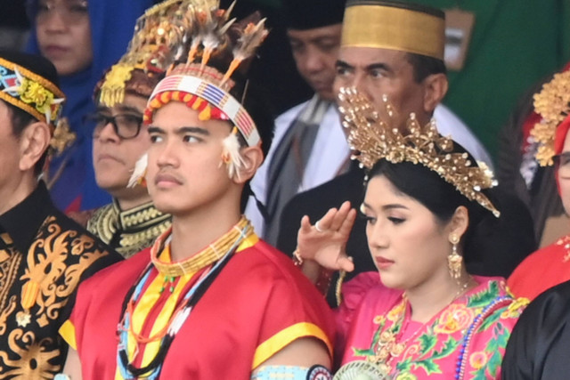 Kaesang Pangarep (kiri) dan Erina Gudono mengikuti upacara Peringatan Detik-detik Proklamasi Kemerdekaan Republik Indonesia di lapangan upacara Istana Negara Ibu Kota Nusantara (IKN), Penajam Paser Utara, Kalimantan Timur, Sabtu (17/8/2024).  Foto: Hafidz Mubarak A/Antara Foto 