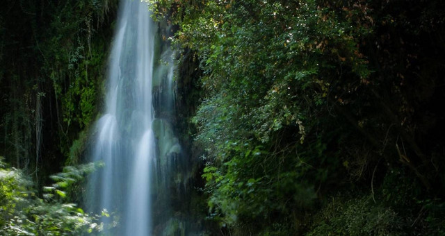 Curug Cibeureum Sukabumi. Foto hanyalah ilustrasi bukan tempat sebenarnya. Sumber: Unsplash/John Rodenn Castillo