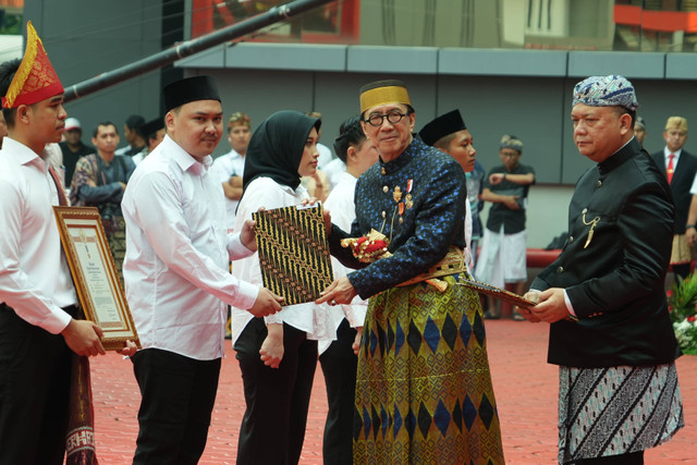 Menkum HAM Yasonna Laoly saat memberikan  Remisi Umum kepada warga binaan pemasyarakatan di lapangan upacara Kementerian Hukum dan Hak Asasi Manusia,  Sabtu 17 Agustus 2024. (Foto: Havijay/Kemenkumham)