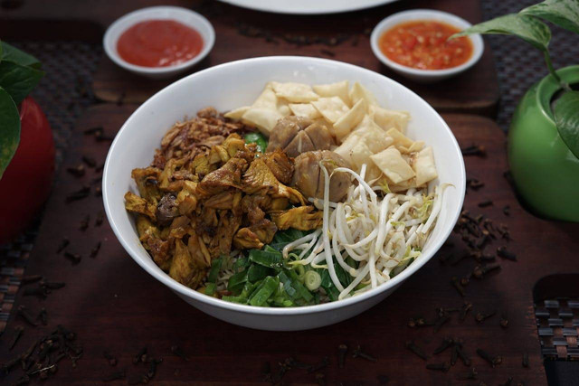 Mie Ayam Enak di Pluit. Foto hanya ilustrasi, bukan tempat sebenarnya. Sumber: unsplash.com/Pexels.com/Suryq.