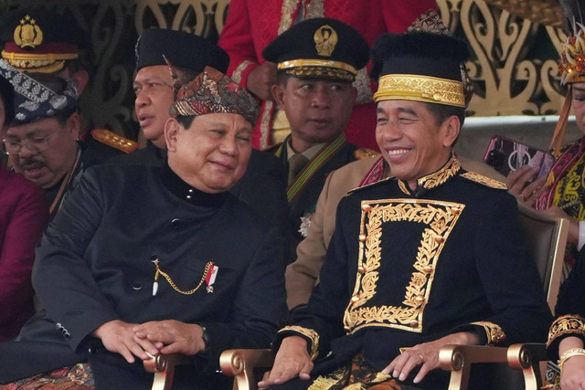 Presiden Joko Widodo berbincang dengan Menhan Prabowo Subianto saat upacara HUT ke-79 RI di Istana Negara IKN, Kalimantan Timur, Sabtu (17/8/2024). Foto: Achmad Ibrahim/AP Photo