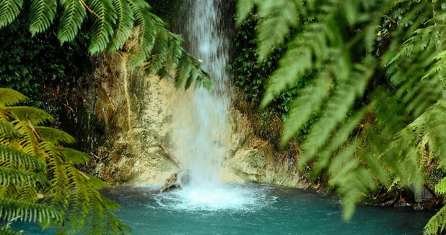 Curug Sawer Cililin. Foto hanyalah ilustrasi bukan tempat bukan sebenarnya. Unsplash/Falaq Lazuardi