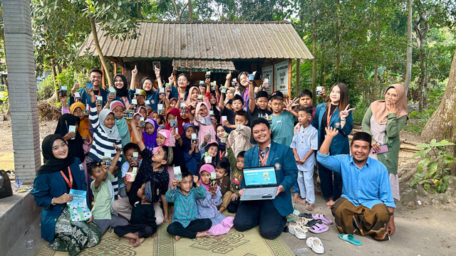 Foto bersama dengan Anak anak Rumah Baca Kita