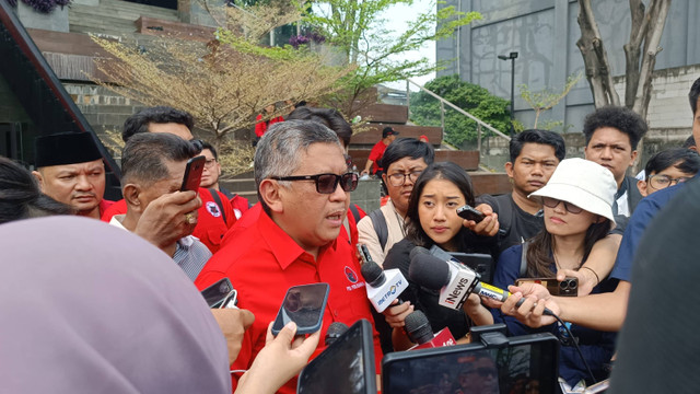 Sekjen PDIP Hasto Kristiyanto menjawab pertanyaan wartawan usai menghadiri upacara HUT 79 RI di kawasan Sekolah Partai PDIP Lenteng Agung, Jakarta Selatan, Sabtu (17/8/2024).  Foto: Thomas Bosco/kumparan