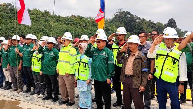 Jusuf Kalla dan Mufidah menghadiri upacara HUT ke-79 RI di lokasi proyek listrik PT Kerinci Merangin Hidro (KMH), Jambi, Sabtu (17/8/2024). Foto: Tim JK