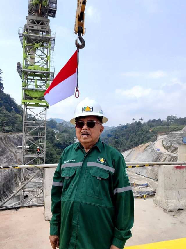 Wakil Presiden ke-10 dan ke-12 RI, Jusuf Kalla, menghadiri upacara HUT ke-79 RI di lokasi proyek listrik PT Kerinci Merangin Hidro (KMH), Jambi, Sabtu (17/8/2024). Foto: Tim JK