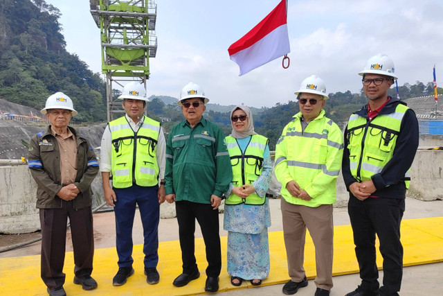 Jusuf Kalla dan Mufidah menghadiri upacara HUT ke-79 RI di lokasi proyek listrik PT Kerinci Merangin Hidro (KMH), Jambi, Sabtu (17/8/2024). Foto: Tim JK