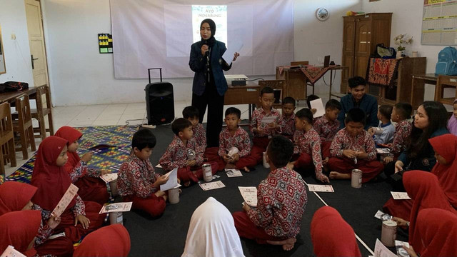 Mahasiswa KKN Tim II Undip Semarang menggelar sosialisasi tentang ‘Gerakan Menabung Sejak Dini’ di SD Negeri Bono, Desa Baleagung, Kecamatan Grabag, Kabupaten Magelang. Gambar: Dokumentasi Pribadi.
