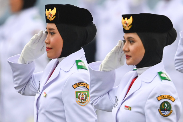 Anggota Paskibraka 2024 Amanda Aprillia dan Sofia Sahla melakukan penghormatan kepada duplikat Bendera Pusaka saat upacara HUT ke-79 RI di Istana Negara Negara IKN, Kalimantan Timur, Sabtu (17/8/2024). Foto: Hafidz Mubarak A/ ANTARA FOTO