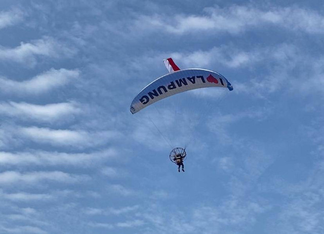 Paramotor hiasi langit bundaran Kota Baru, Lampung Selatan. | Foto: Sinta Yuliana/Lampung Geh