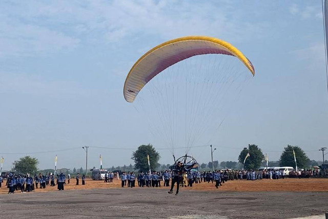 Paramotor hiasi langit bundaran Kota Baru, Lampung Selatan. | Foto: Sinta Yuliana/Lampung Geh