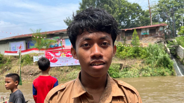 Aidil Bahari (18 tahun), pemimpin upacara HUT RI di Kampung Aur.  Foto: Tri Vosa/kumparan