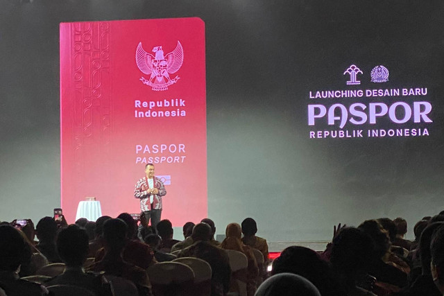 Dirjen Imigrasi Kemkumham Silmy Karim di Launching Desain Baru Paspor Republik Indonesia di Kempinski Grand Ballroom, Jakarta pada Sabtu (17/8/2024). Foto: Abid Raihan/kumparan