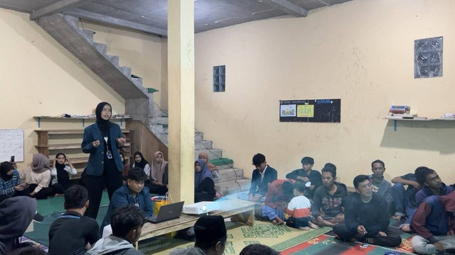 Mahasiswa KKN Tim II Undip Semarang mengadakan diskusi bersama tentang ‘Bahaya Judi Online’ di Dusun Ngalian, Desa Baleagung, Kecamatan Grabag, Kabupaten Magelang. Gambar: Dokumentasi Pribadi.