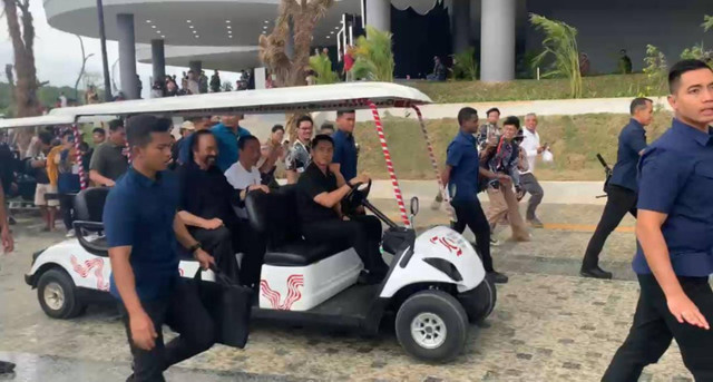 Presiden Joko Widodo alias Jokowi mengajak Ketua Umum (Ketum) Partai NasDem Surya Paloh meninjau pembangunan Ibu Kota Negara (IKN) Nusantara, Kalimantan Timur, Sabtu (17/8).  Foto: Zamachsyari/kumparan