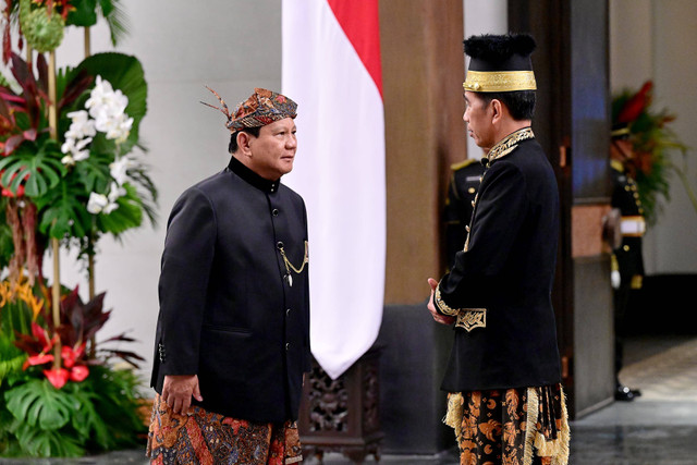 Menhan Prabowo Subianto berbincang dengan Presiden Joko Widodo sebelum mengikuti upacara HUT ke-79 RI di Istana Negara IKN, Kalimantan Timur, Sabtu (17/8/2024). Foto: Biro Pers Sekretariat Presiden