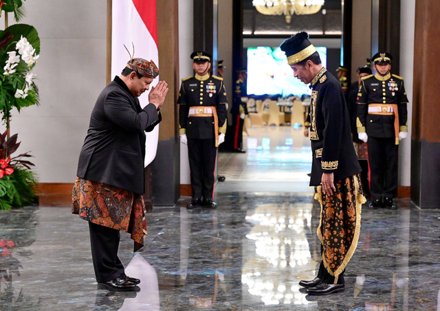 Menhan Prabowo Subianto berbincang dengan Presiden Joko Widodo sebelum mengikuti upacara HUT ke-79 RI di Istana Negara IKN, Kalimantan Timur, Sabtu (17/8/2024). Foto: Biro Pers Sekretariat Presiden