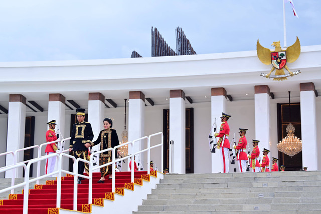 Presiden Joko Widodo bersama Ibu Negara Iriana Joko Widodo bersiap mengikuti upacara HUT ke-79 RI di Istana Negara IKN, Kalimantan Timur, Sabtu (17/8/2024). Foto: Biro Pers Sekretariat Presiden