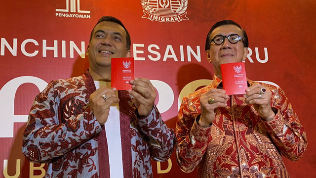 Dirjen Imigrasi Silmy Karim dan Menkumham Yasonna Laoly menunjukan desain baru Paspor RI di Hotel Kempinski, Jakarta pada Sabtu (17/8/2024).  Foto: Abid Raihan/kumparan