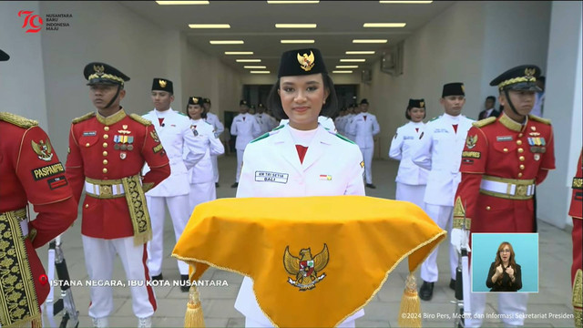 Anggota Paskibraka Ni Komang Tri Setya menjadi pembawa baki penurunan bendera HUT ke-79 Ri di Istana Negara IKN, Kalimantan Timur, Sabtu (17/8/2024). Foto: YouTube/Sekretariat Presiden