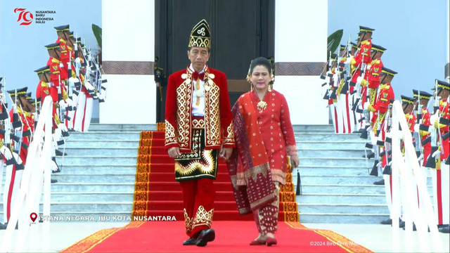 Presiden Joko Widodo bersama Ibu Negara Iriana Joko Widodo tiba untuk menghadiri upacara penurunan bendera HUT ke-79 Ri di Istana Negara IKN, Kalimantan Timur, Sabtu (17/8/2024). Foto: YouTube/Sekretariat Presiden