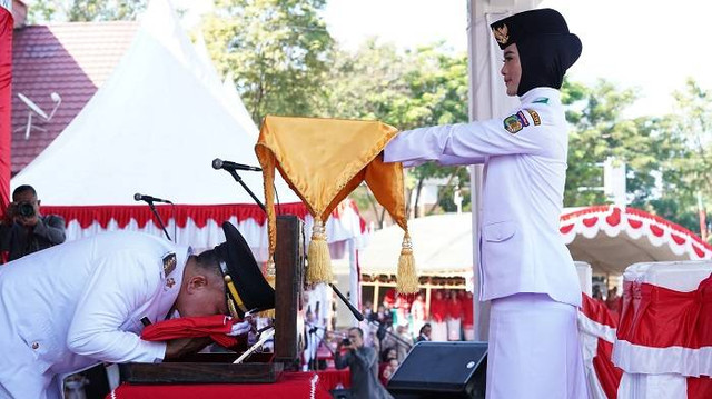 Momen Haru Wali Kota Palu Cium Bendera pada HUT ke-79 RI. Foto: Istimewa