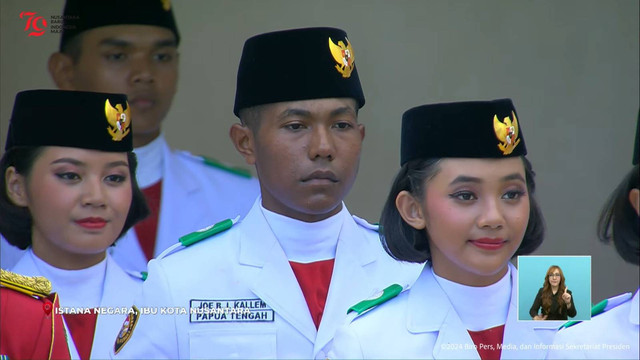 Anggota Paskibraka Joe Bayden Imanuel Kallem bersiap mengikuti upacara penurunan bendera HUT ke-79 RI di Istana Negara IKN, Kalimantan Timur, Sabtu (17/8/2024). Foto: YouTube/Sekretariat Presiden