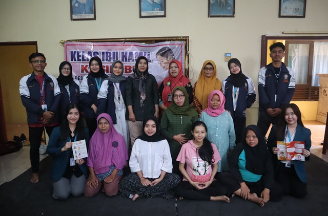 Foto bersama peserta kelas ibu hamil Desa Manjung pada Sabtu, 27 Juli 2024. 