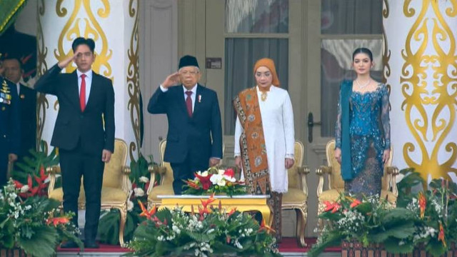 Wakil Presiden Ma'ruf Amin dan Wakil Presiden terpilih Gibran Rakabuming mengikuti upacara penurunan bendera HUT ke-79 RI di Istana Merdeka, Jakarta, Sabtu (17/8/2024). Foto: YouTube/Sekretariat Presiden