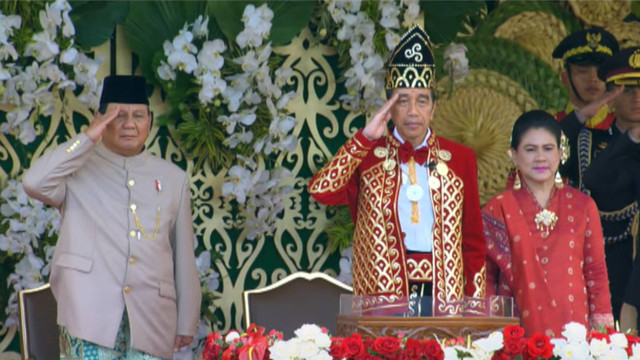 Jokowi bersama ibu negara Iriana serta presiden terpilih periode 2024-2029 Prabowo Subianto mengikuti upacara penurunan bendera di Istana Negara IKN, Kalimantan Timur, Sabtu (17/8/2024). Foto: YouTube/Sekretariat Presiden