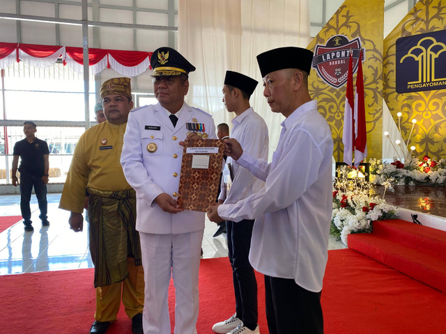 Toni saat menerima remisi yang diserahkan secara simbolis dari Pj Gubernur Kalbar, Harisson. Foto: Yulia Ramadhiyanti/Hi!Pontianak